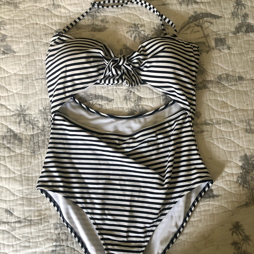 Cupshe Cutout one-piece
